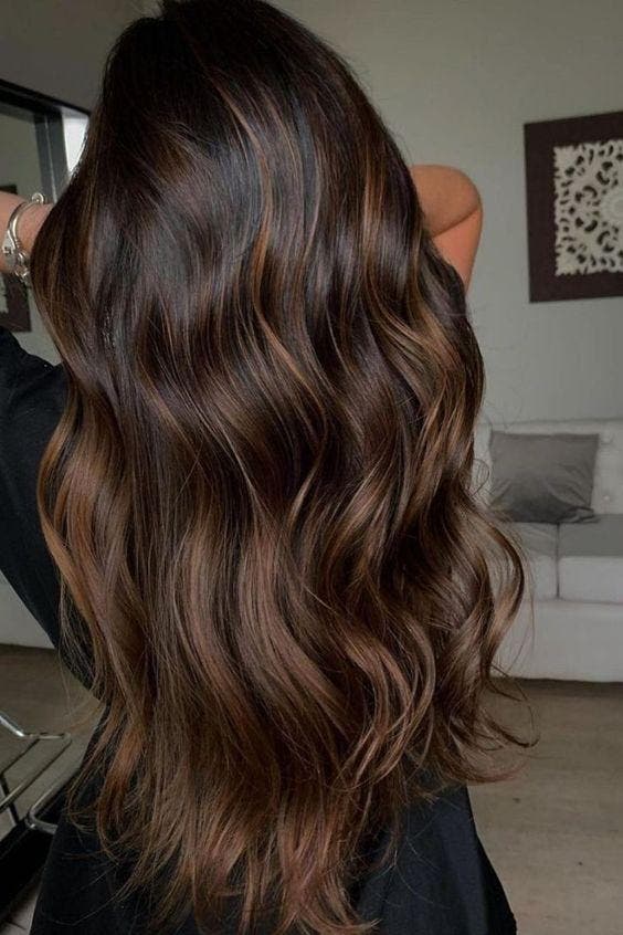 Caramelo Balayage no cabelo castanho em cascata