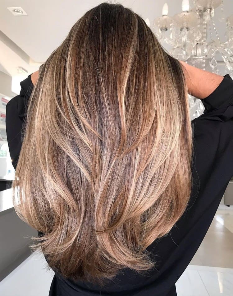 Corte em forma de U com mechas loiras caramelo