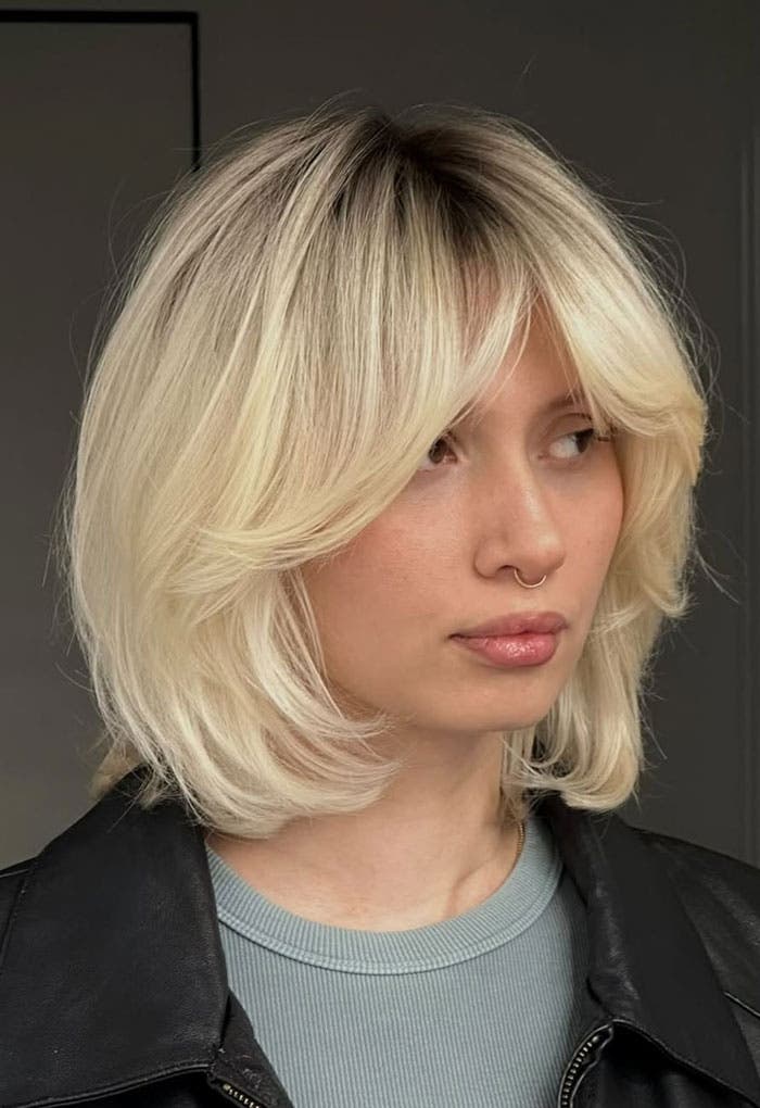 Le lob blond dégradé avec frange rideau