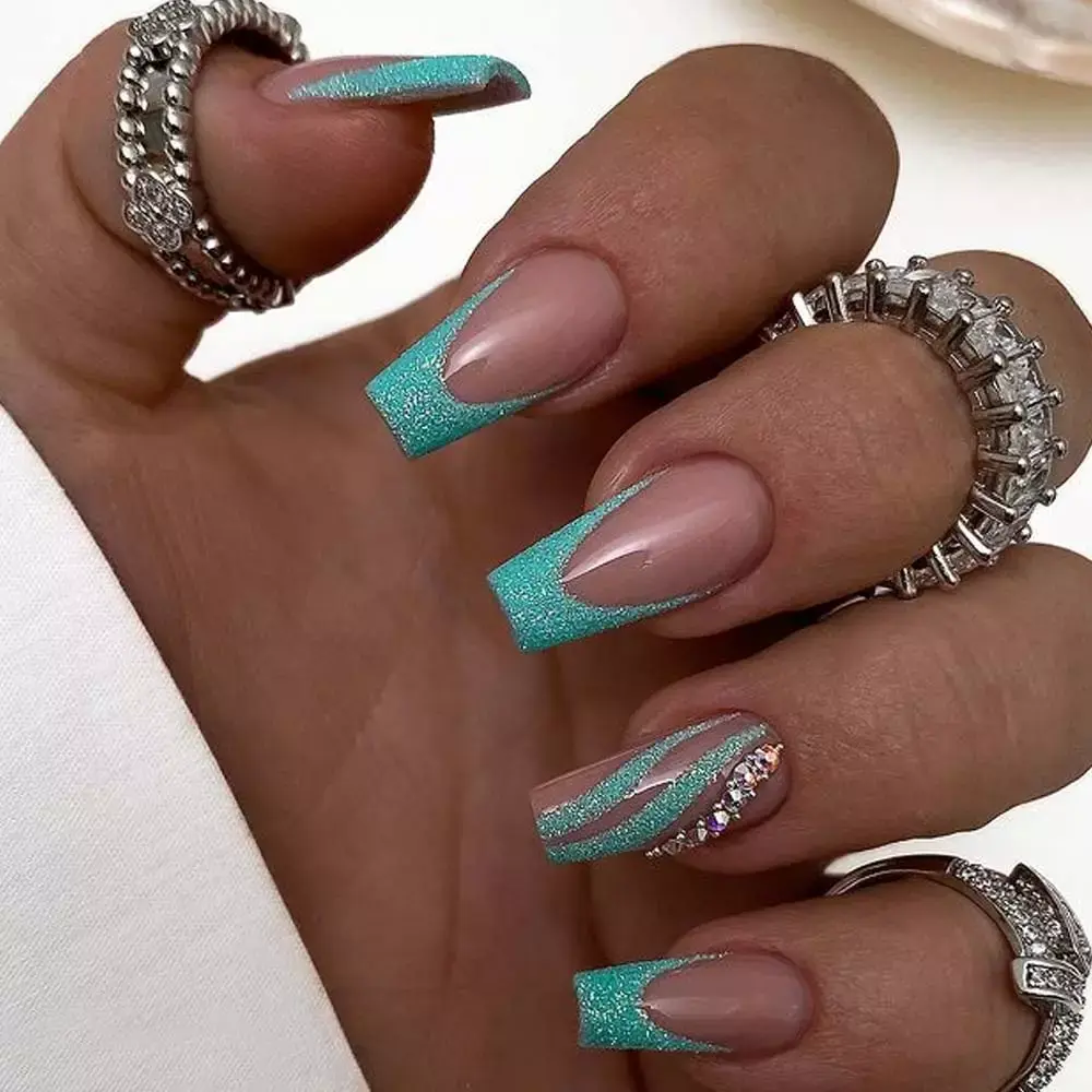 French manucure avec ongles pailletées couleur menthe French manucure avec ongles pailletées couleur menthe