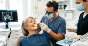 Implants dentaires chez l'adulte : solutions modernes pour retrouver son sourire