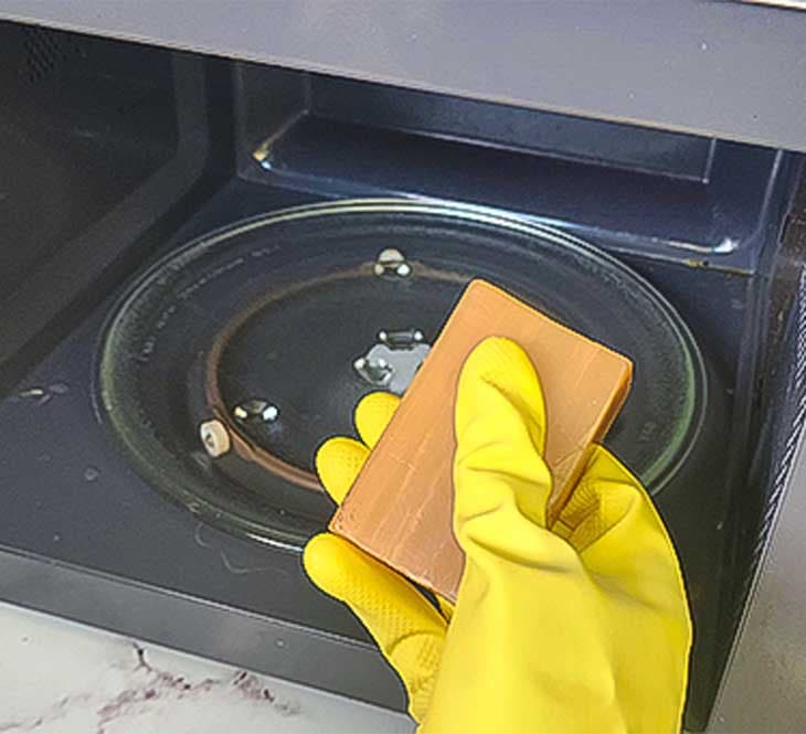 Micro-ondes : 8 astuces pour le nettoyer correctement - Ôdélices