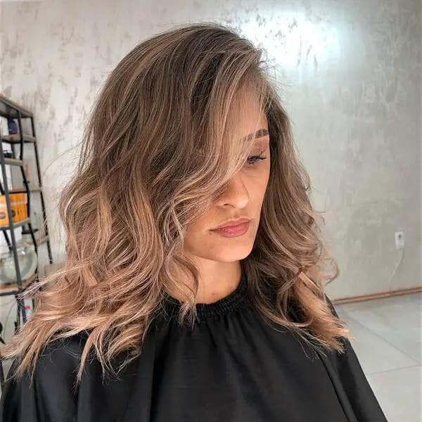 Balayage Caramel Sur Cheveux Mi-Longs Avec Frange Latérale