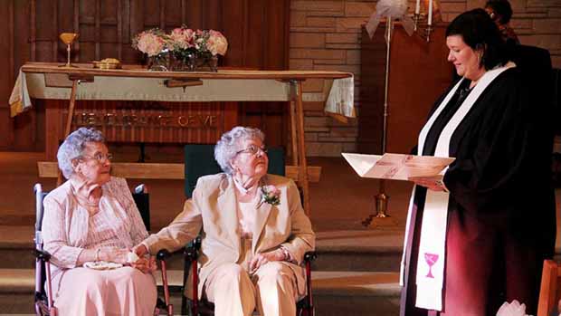 Un couple de 2 femmes âgées de 72 ans enfin mariées