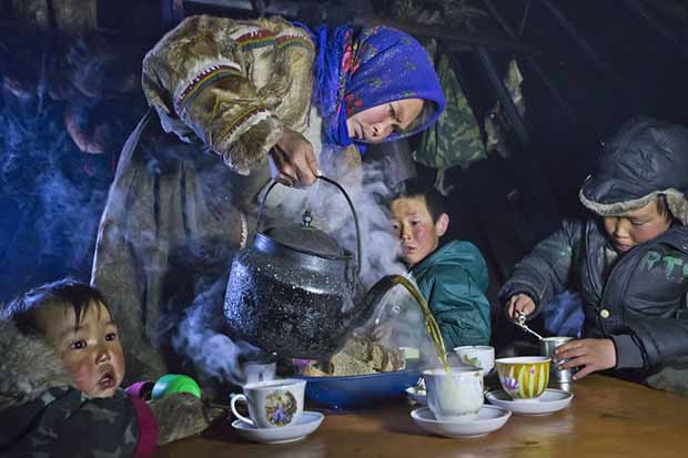 Rituel du thé dans la péninsule Yamal