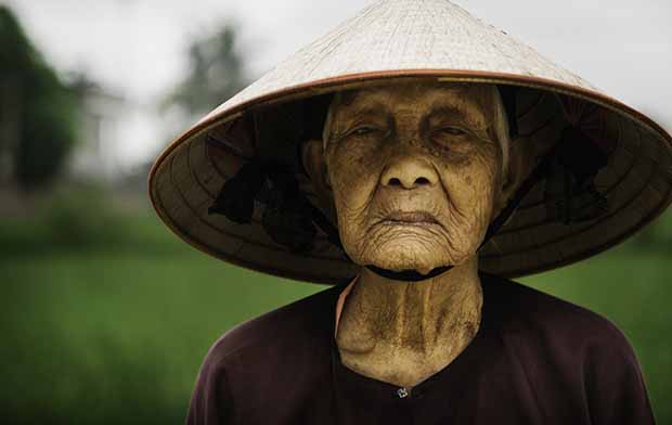 Un travailleur en culture de riz au Vietnam