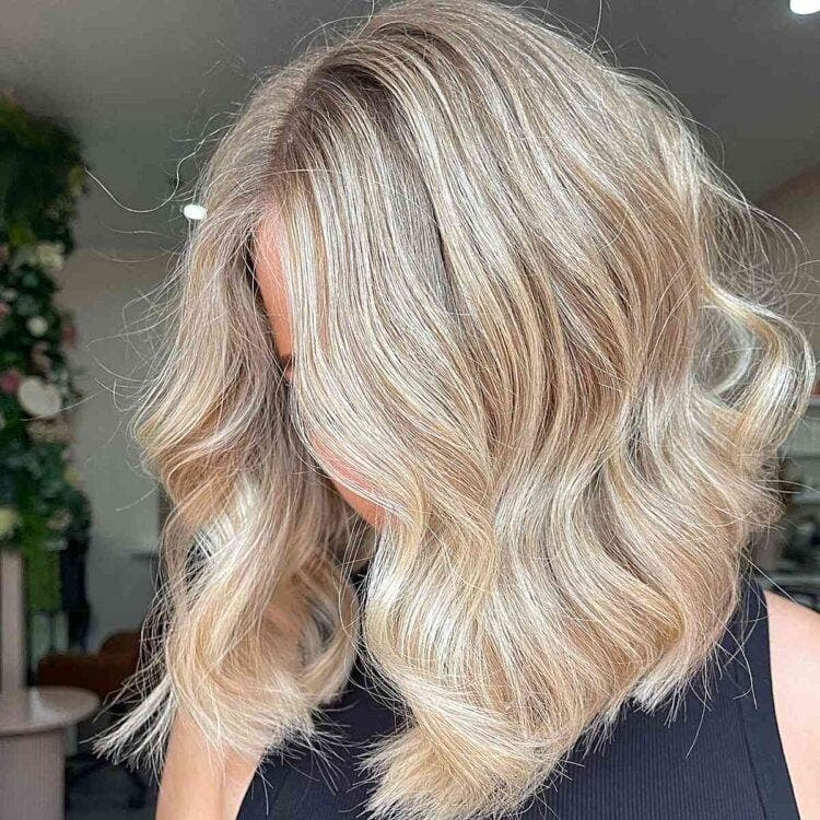 Carré long blond brillant avec ondulations lâches. Source spm Carré long blond brillant avec ondulations lâches. Source spm