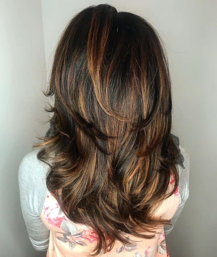 Cabelo em V em camadas com mechas caramelo