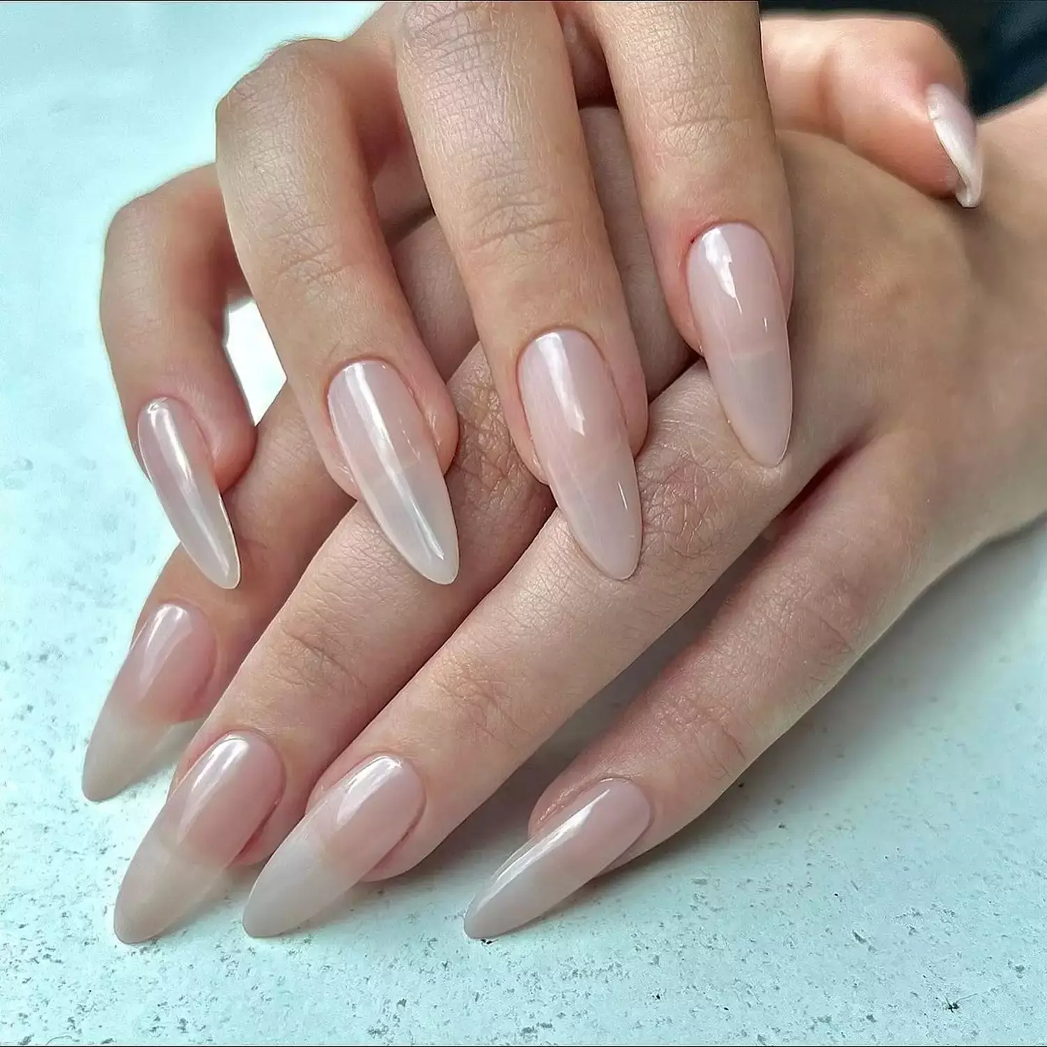 Ongles milky nails. Source spm