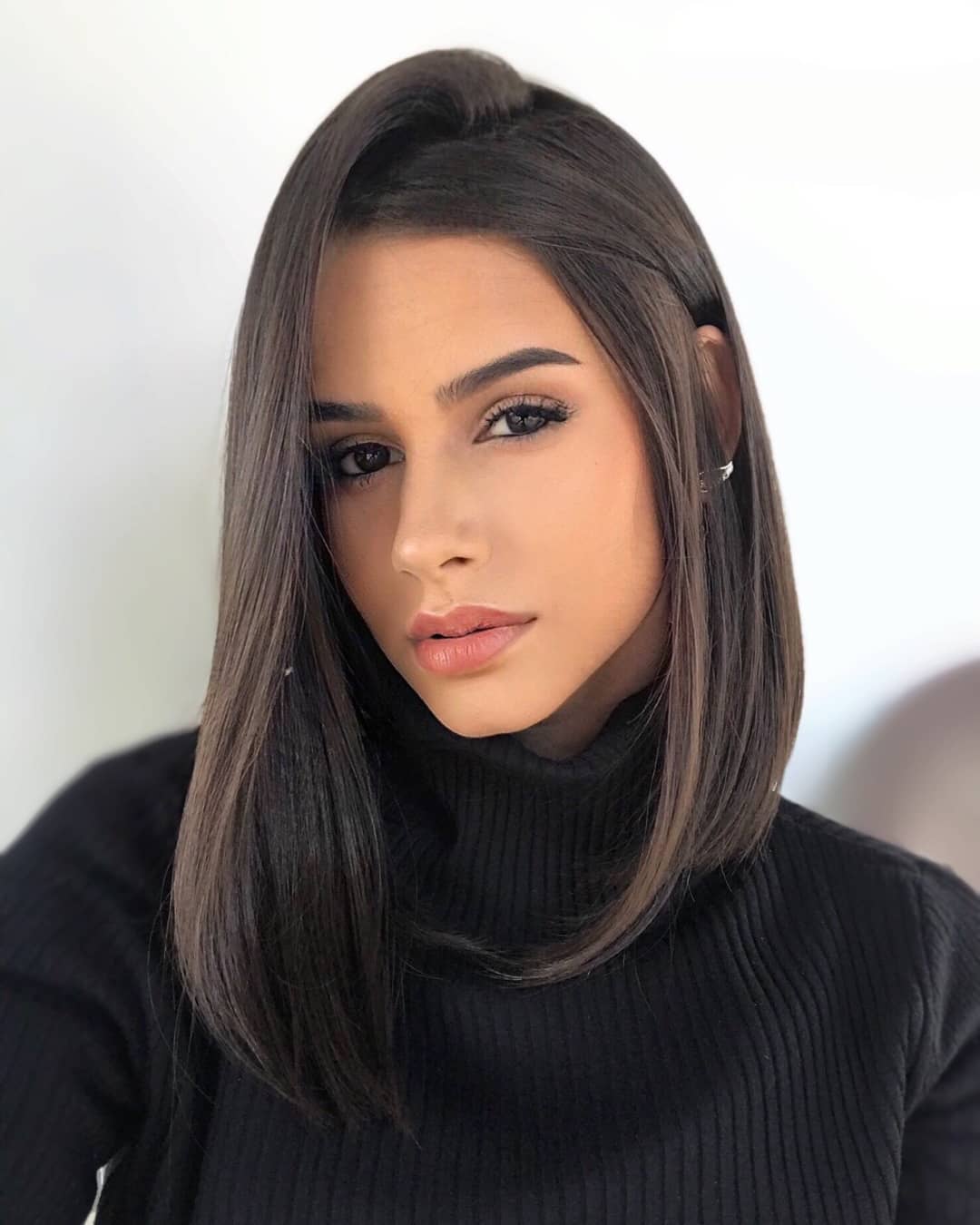 Carré long allongé vers le visage. Source spm Carré long allongé vers le visage. Source spm