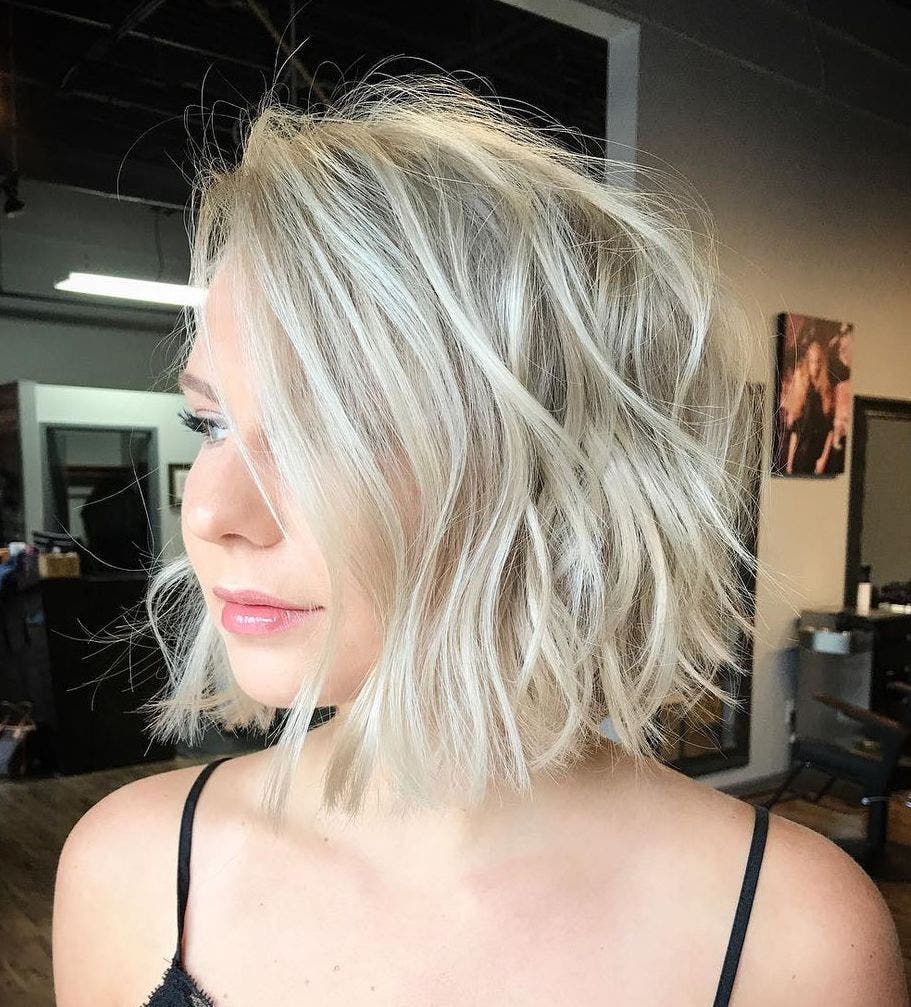 Bob blond décoiffé. Source spm