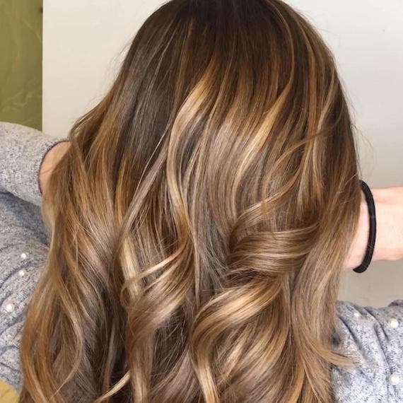 Balayage Caramel Léger Sur Des Cheveux Bruns