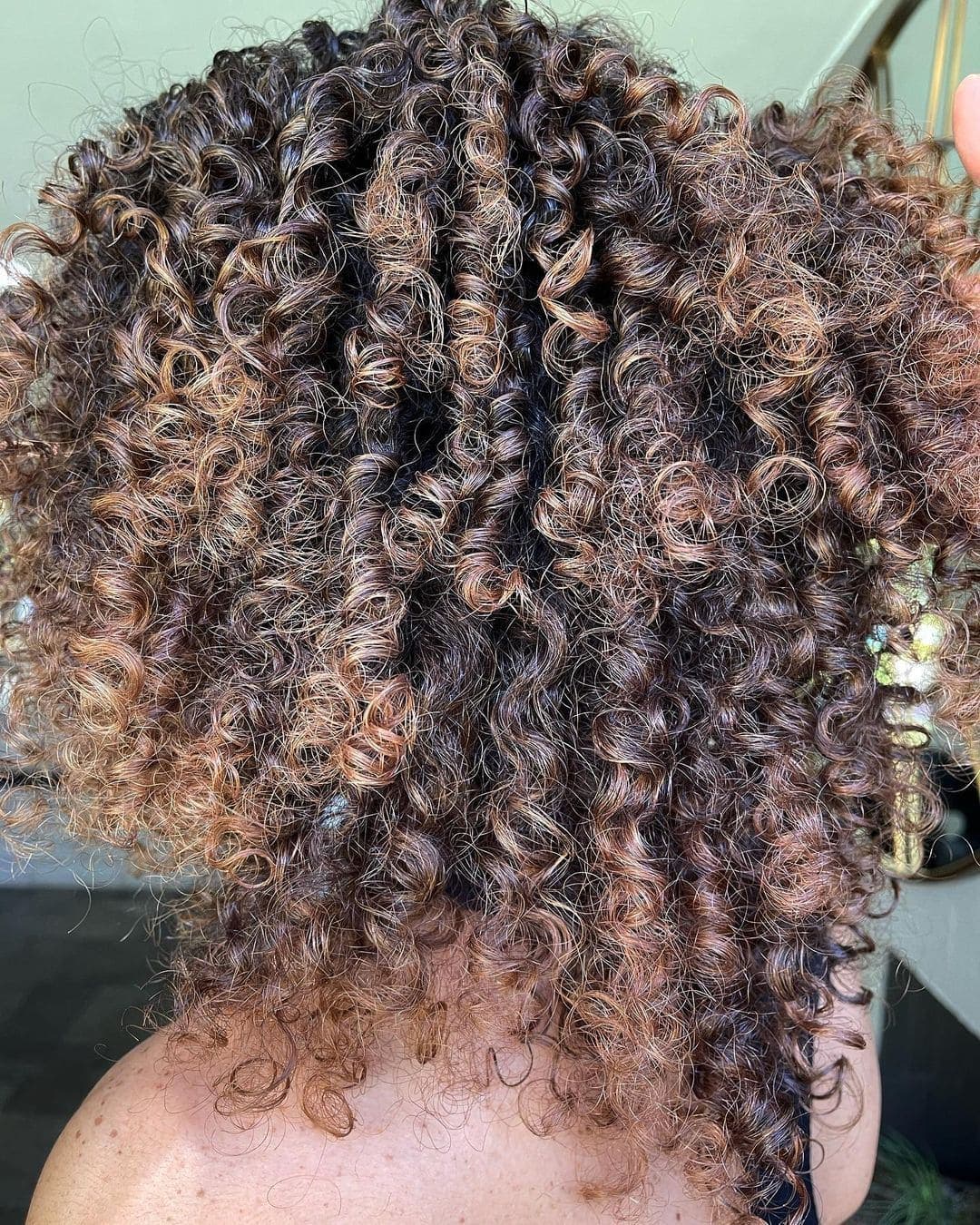 Balayage Caramel Avec Des Tons Clairs Et Foncés