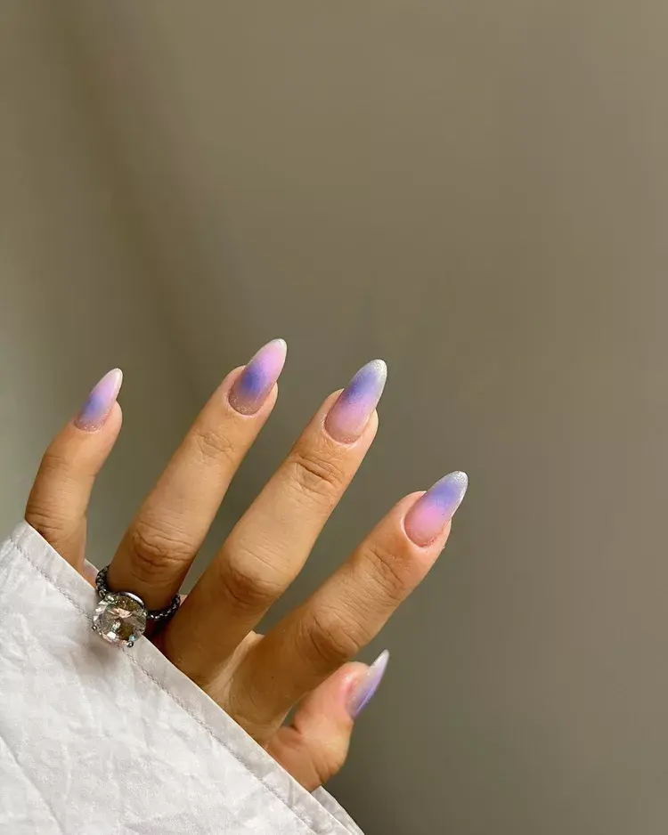 Ongles aura violette. Source spm