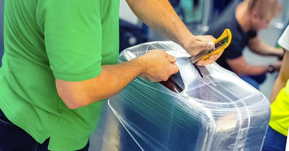 3 raisons d’emballer votre valise avec du film alimentaire avant de prendre l’avion