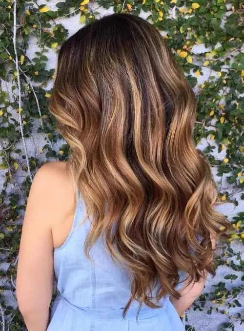 Balayage Crème Caramel Sur Des Cheveux Sombres