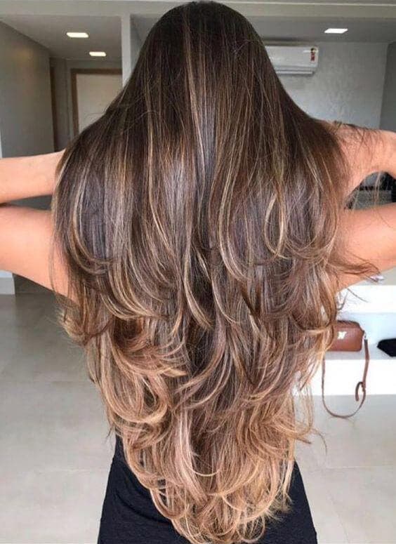 Cabelo volumoso em camadas com amarração e tintura