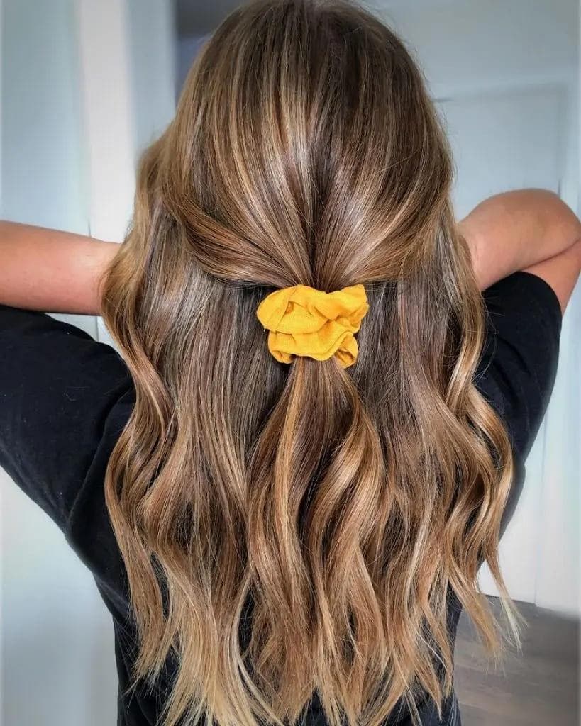 Balayage Caramel Lisse Sur Des Cheveux Légèrement Ondulés