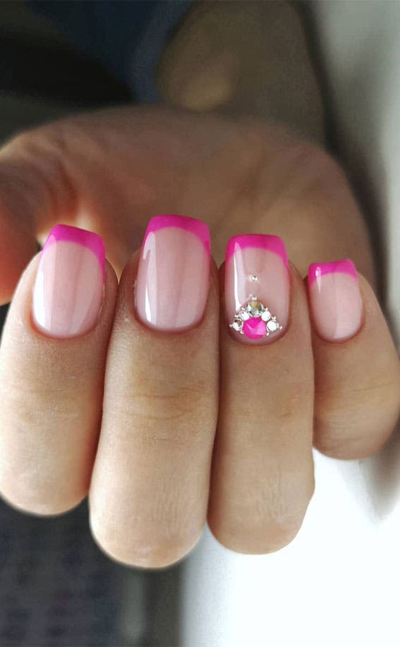 Frenche manucure rose vif sur un éclat naturel Frenche manucure rose vif sur un éclat naturel