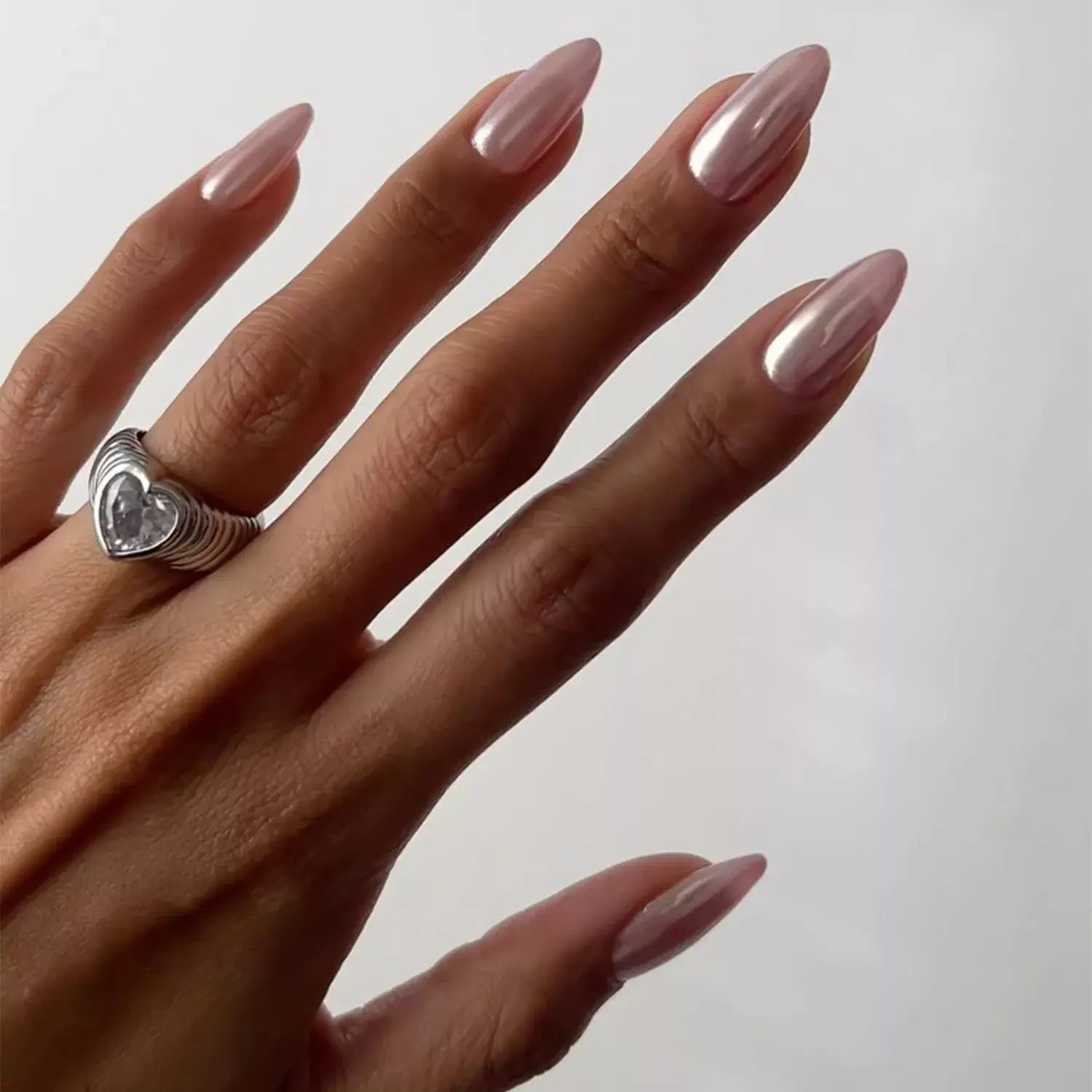 Ongles chromés rose layette. Source spm