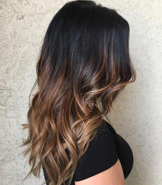 Cabelos longos com balayage loiro caramelo nas pontas