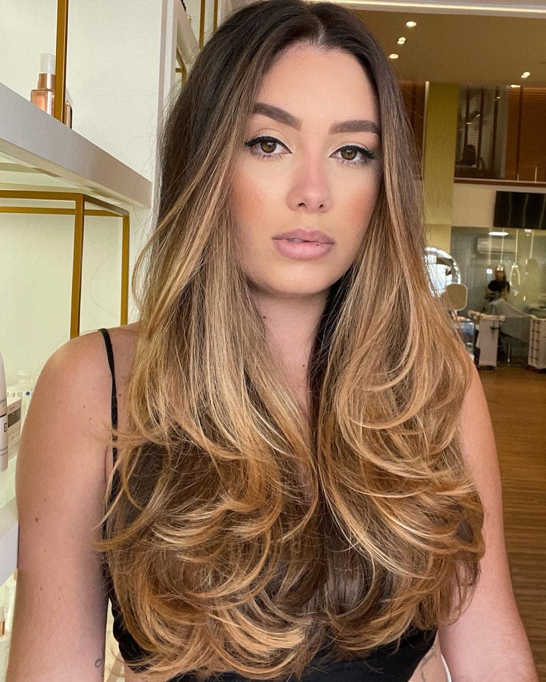 Cabelo Liso com Ombre Loiro Dourado e Pontas Onduladas