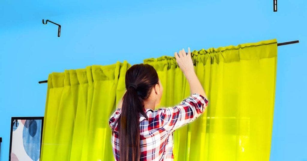 5 astuces pour raccourcir des rideaux trop longs à la maison sans machine à coudre