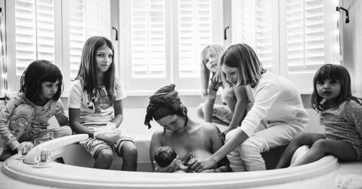 5 filles soutiennent leur mère pendant son accouchement et les photos sont à couper le souffle
