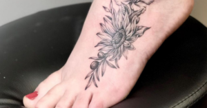 50 idées de tatouages de fleurs sur les pieds pour vous sublimer