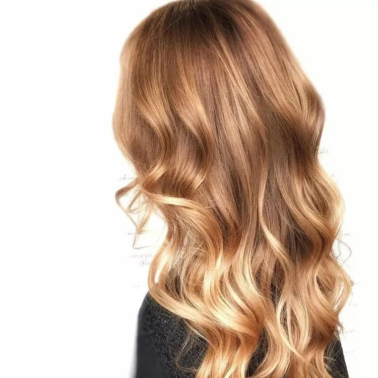 Balayage Caramel Doré Sur Des Cheveux Blonds