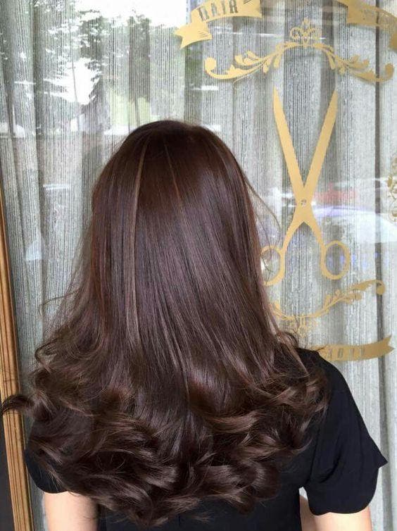 Cabelo em cascata com pontas onduladas em camadas