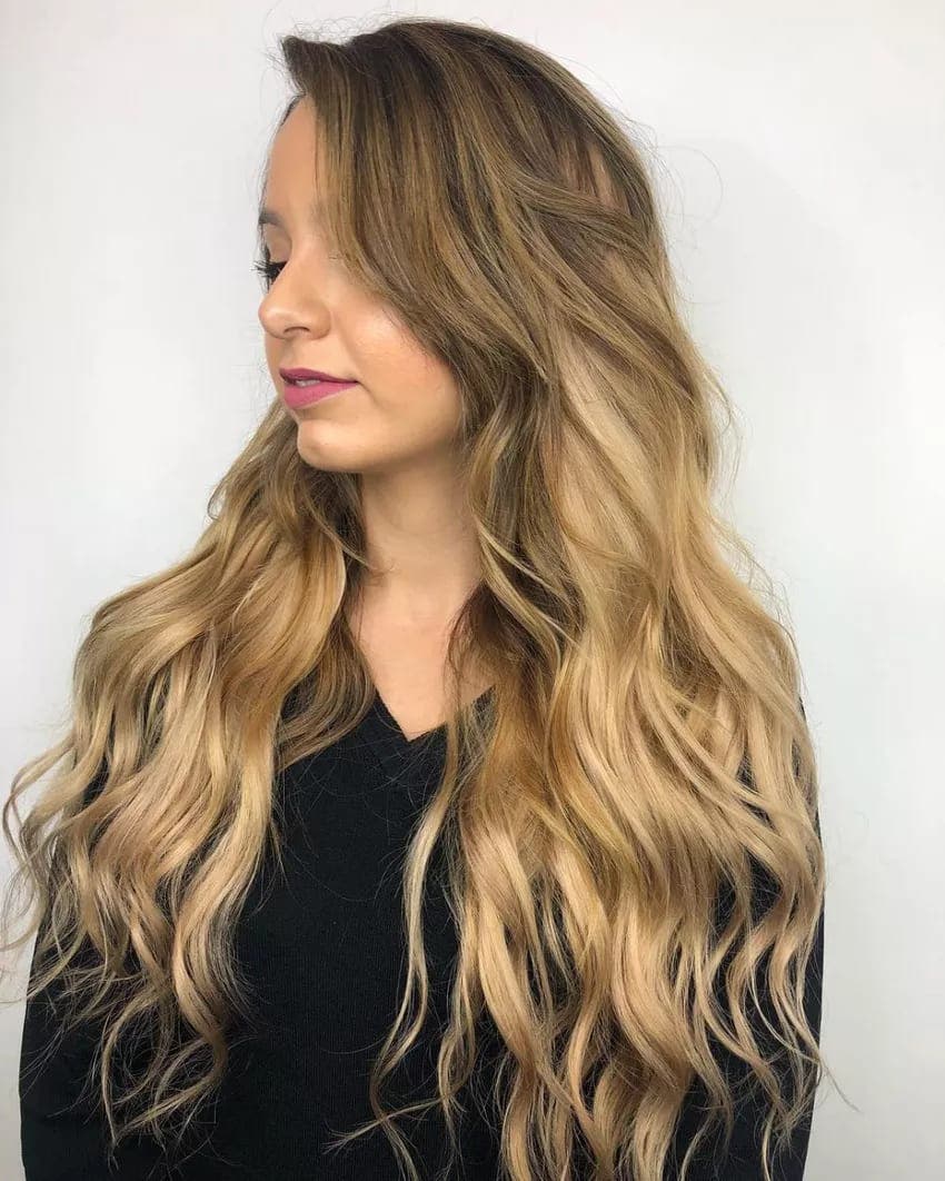 Balayage Caramel Doré Sur Des Cheveux Châtains