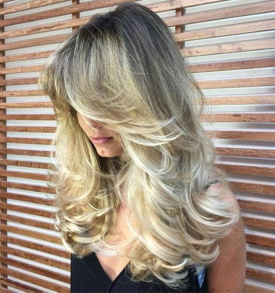 Cabelo loiro com várias mechas degradadas