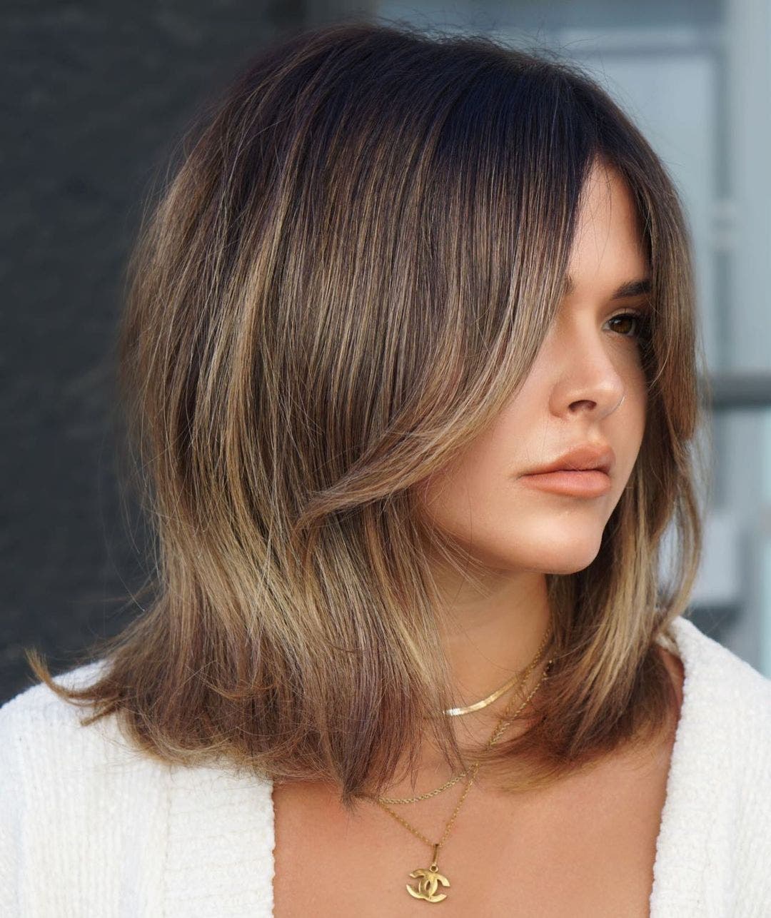 Frange rideau longue sur cheveux mi-longs