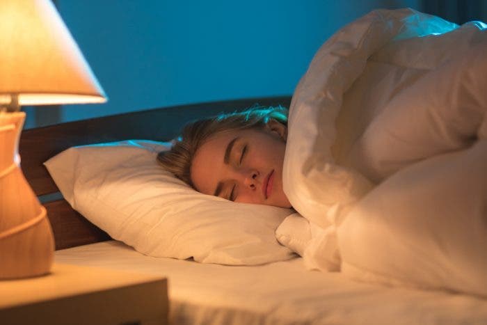 6 erreurs que vous faites avant de dormir qui font grossir