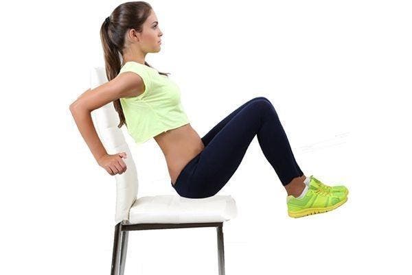 6 exercices pour un ventre plat que vous pouvez faire assis sur une chaise