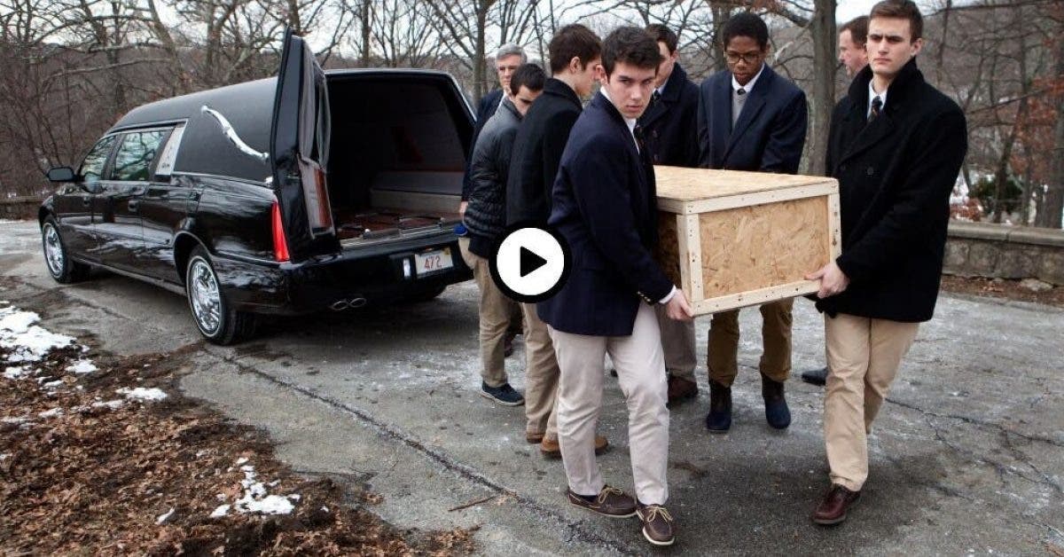 6 jeunes lycéens portent le cercueil d’un homme mort. Ils prononcent 5 mots qui ont fait le tour d’internet