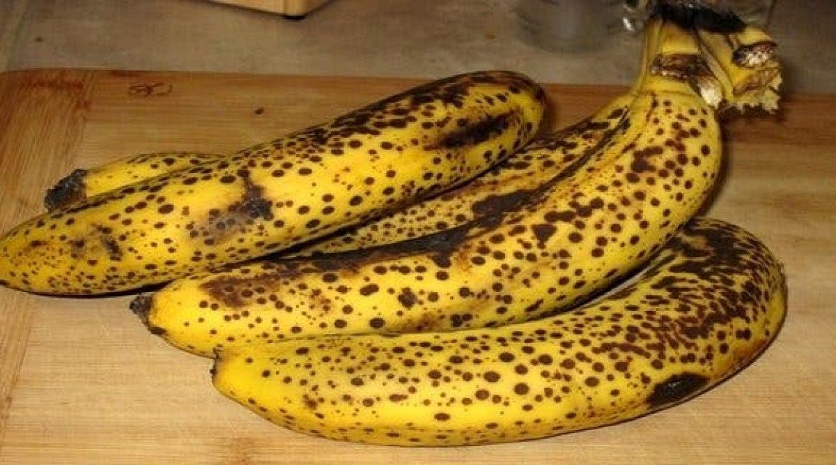 Ce qu’il se passe dans votre corps lorsque vous mangez des bananes très mûres.  7-choses-magiques-que-font-les-bananes-aux-taches-noires-1200x667