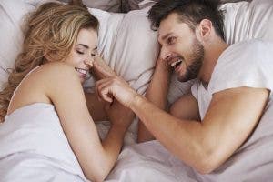 8 choses que les femmes font au lit et que tous les hommes adorent