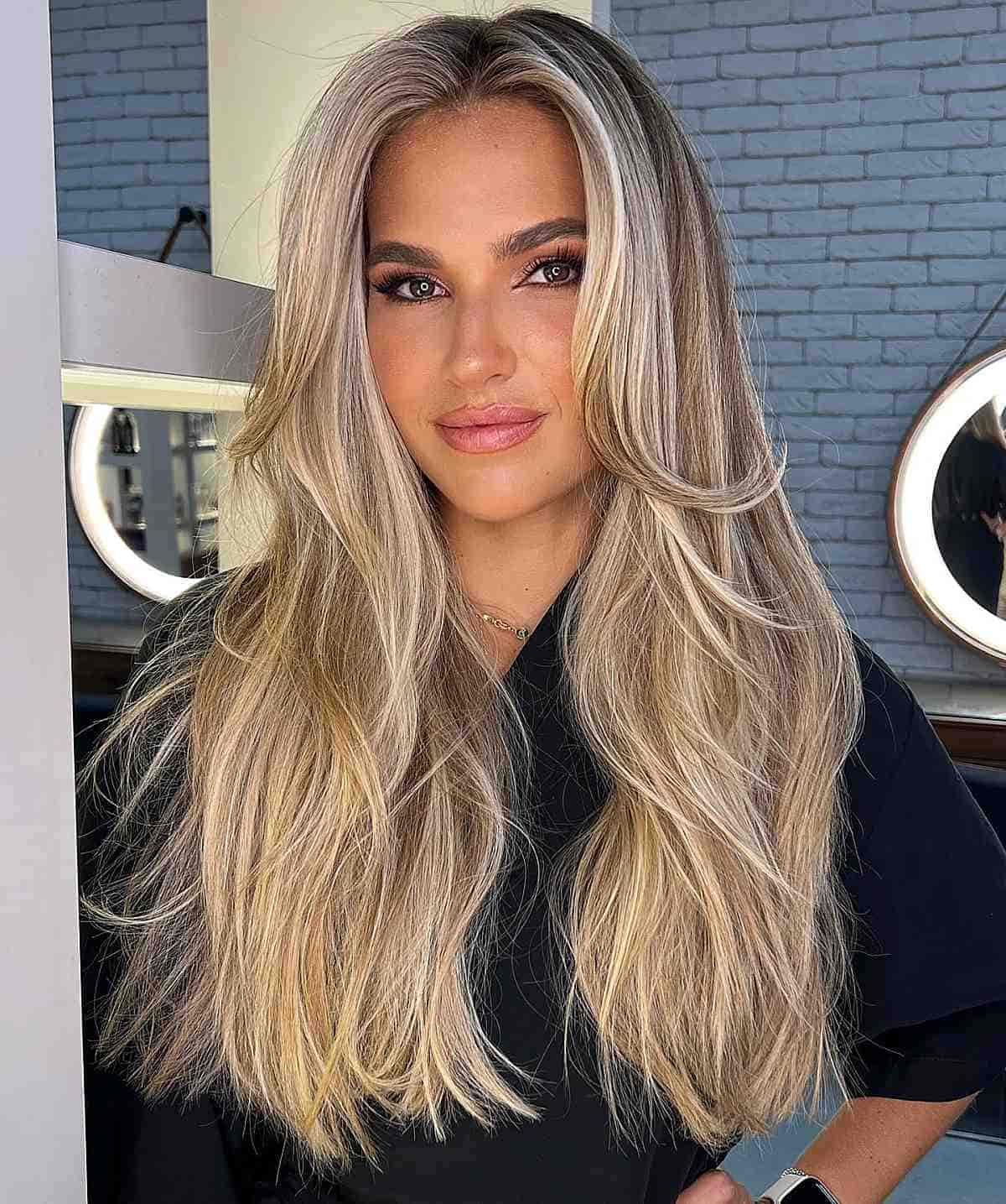 Cabelo comprido lindo com balayage loiro californiano e raízes escuras