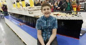 À 15 ans, un garçon atteint d’autisme construit la réplique la plus fidèle du Titanic avec des Lego_