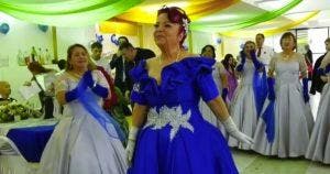 À 70 ans, grand-mère réalise son rêve d'enfant et fête ses 70 ans dans une élégante robe de princesse
