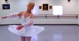 À 82 ans, cette danseuse de ballet continue de briller