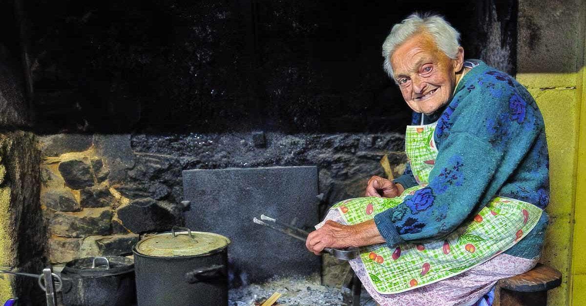 À 93 ans, Hélène a choisi de rester vivre chez elle à l'ancienne, sans chauffage, ni salle de bains