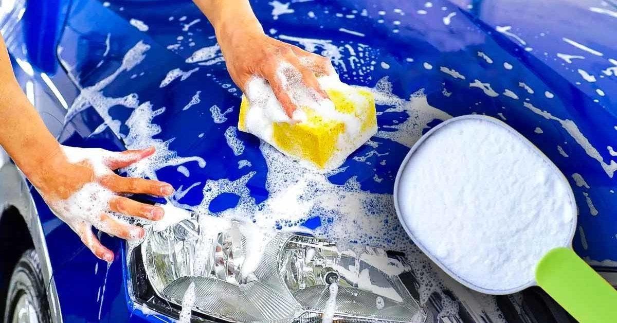 À quoi ressemblerait le capot de la voiture si vous le lavez avec du bicarbonate de soude ?
