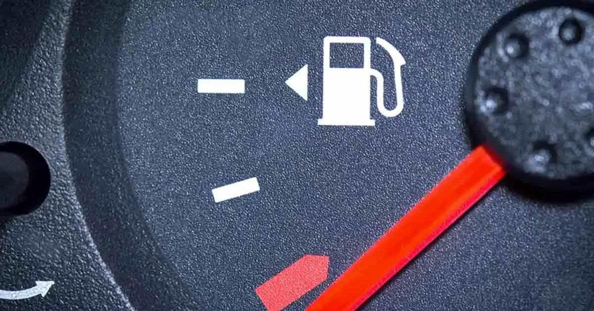 À quoi sert la petite flèche sur la jauge de carburant