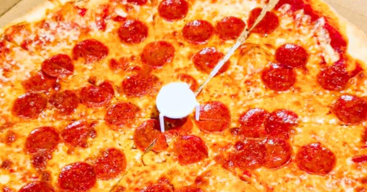 À quoi sert la petite table en plastique qui se trouve au milieu des pizzas