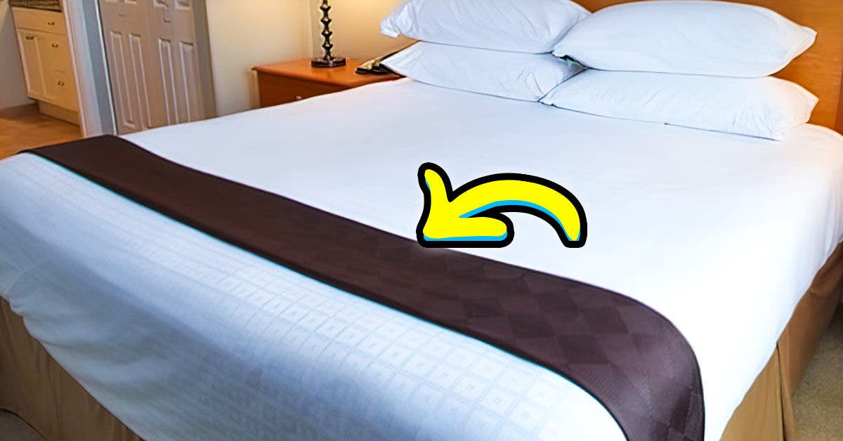 À quoi sert vraiment la petite couverture sur le bord des lits d'hôtel final