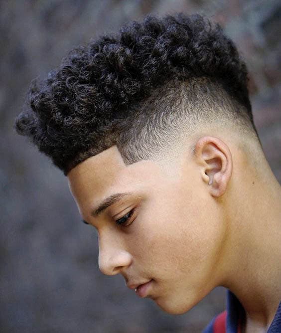 Afro bouclé avec taper moderne Afro bouclé avec taper moderne