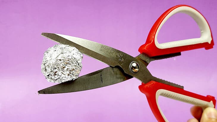 Sharpen the scissors with aluminum foil